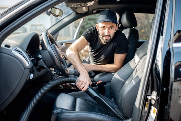 Quelles sont les fonctionnalités principales d'un aspirateur de voiture ?